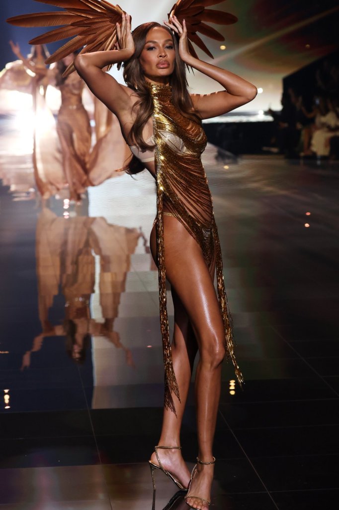 Joan Smalls tijdens Victoria's Secret Fashion Show 2025