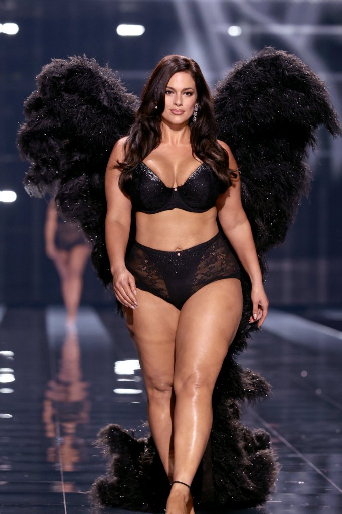 Ashley Graham tijdens Victoria's Secret Fashion Show 2025