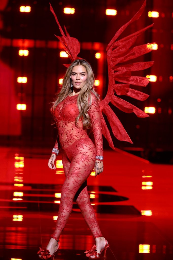 Karol G tijdens Victoria's Secret Fashion Show 2025