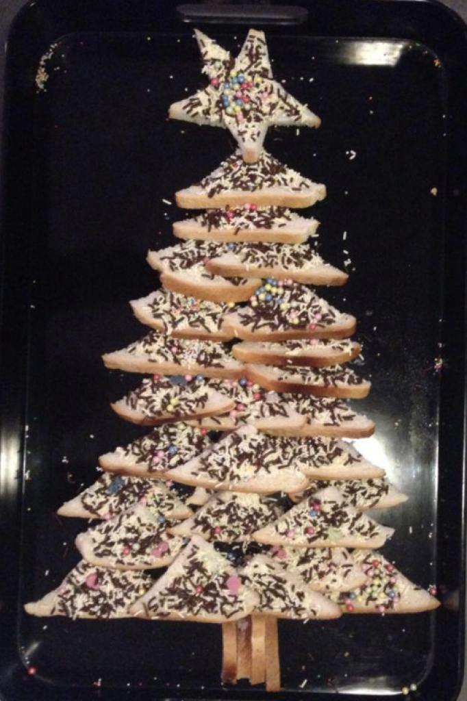 Zo simpel kan het zijn: witte boterhammen met hageslag in de vorm van een kerstboom. 