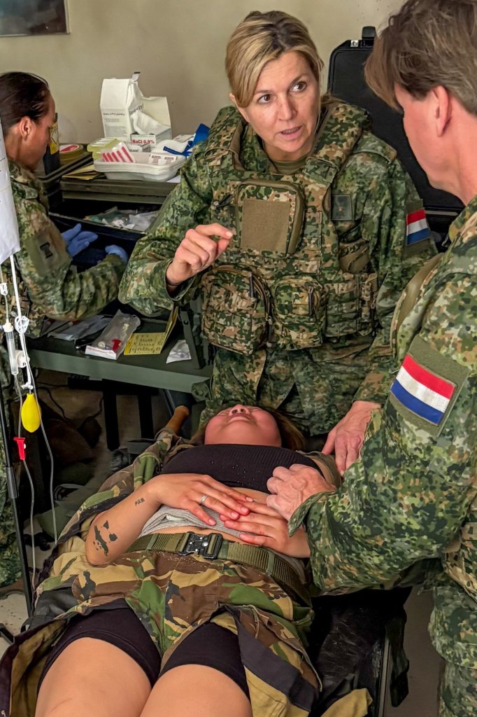 Training koningin Máxima tot reservist bij Koninklijke Landmacht